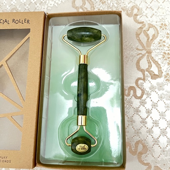 Jade Facial Roller - Picture 2 of 4
